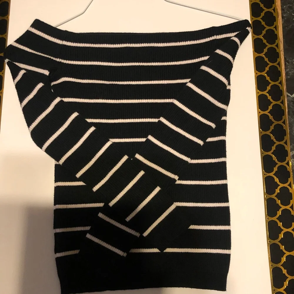 Woman’s American Eagle black & white stretchy Y2k cable knit striped sweater - Picture 2 of 4